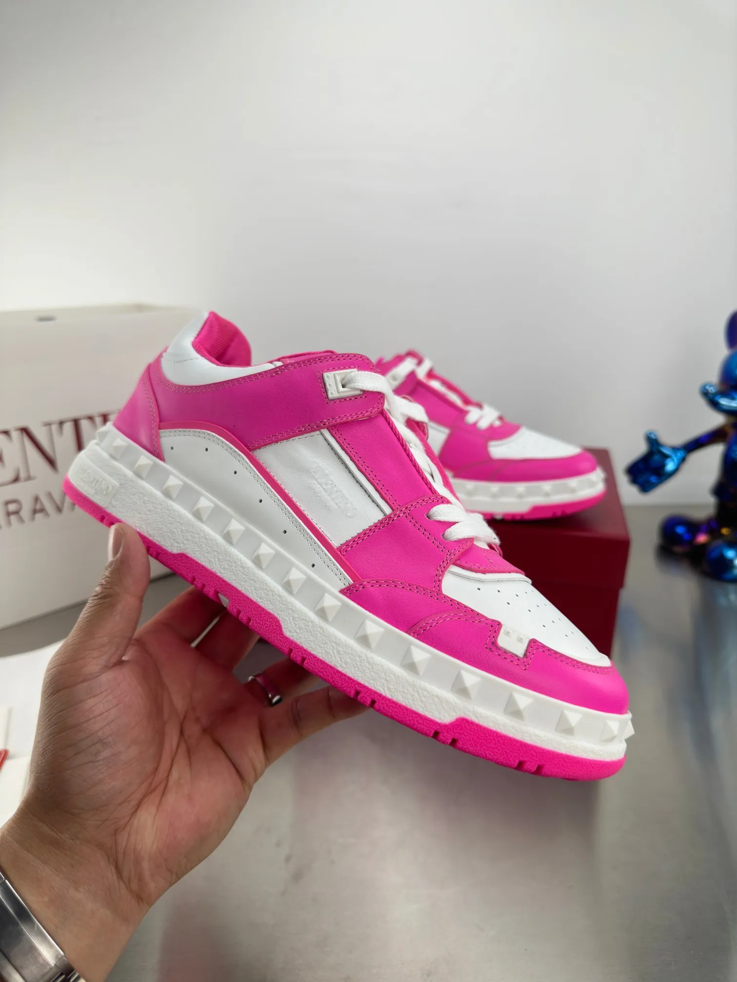 👟👟Ex-factory price 640👟👟 🔺Valentino🔺 Valentino VT 2024 early spring white shoes casual shoes! Top version!  Original 1:1 mold opening! Lasting + oil edge craftsmanship, classic splicing, fashionable and versatile, 🎁Full set of packaging at the same time at the counter. Fabric: Customized cowhide. Lining: Original breathable mesh. Outsole: Original TPU material outsole. Non-slip and wear-resistant. Size: Female 35-40! Male 39～45